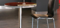 Mesa, sillas y taburetes